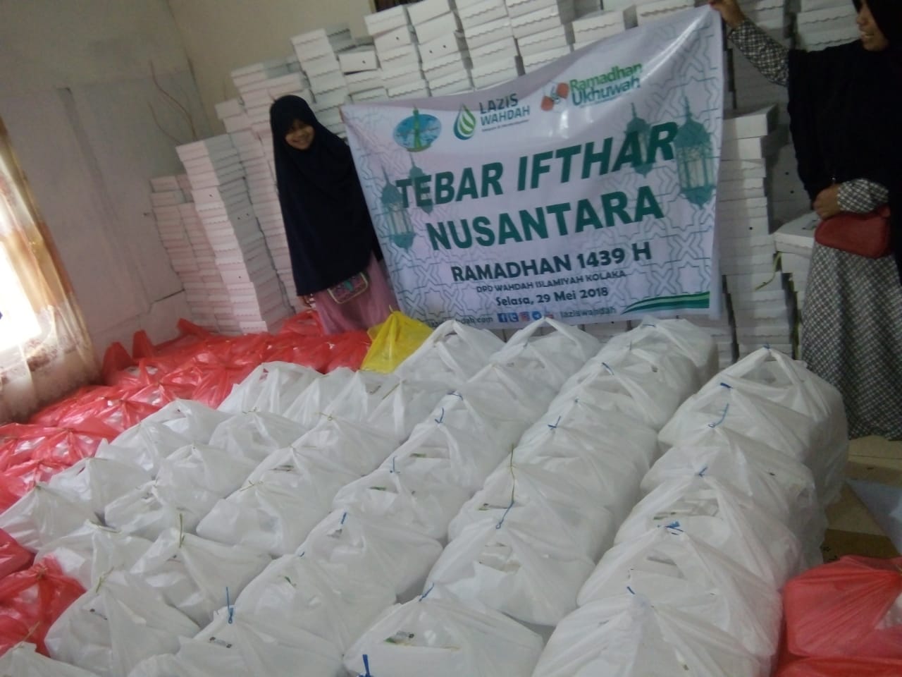 2735 Paket Ifthar dari Muslimah Wahdah Kolaka
