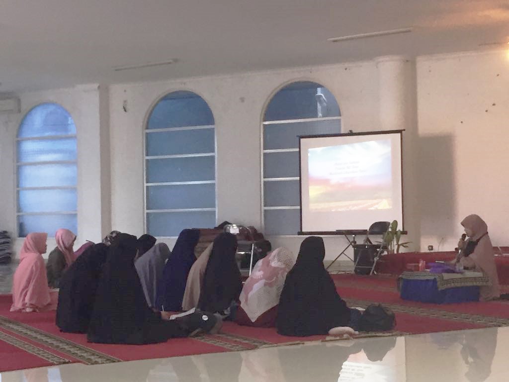 Muslimah Wahdah Bandung bersama Komunitas Pencinta Masjid (KPM) Menggelar Acara Bertajuk “Ada Apa dengan Tarbiyah (AADT)?”