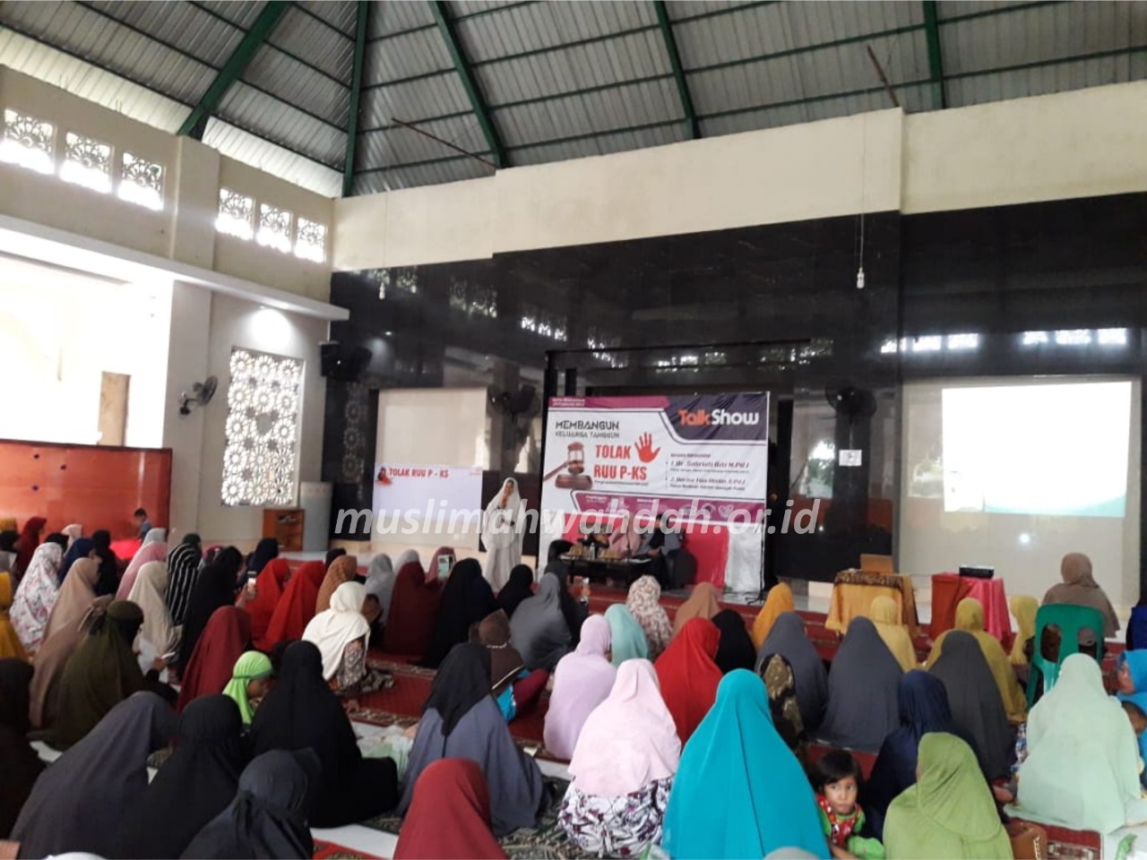 Talkshow Tolak RUU P-KS Muslimah Wahdah Beri Solusi Bangun Keluarga Tangguh