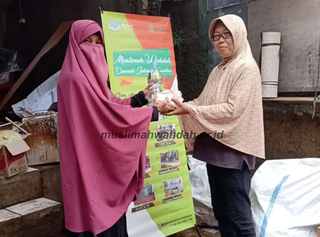 Tanggap Bencana, Muslimah Wahdah Jakarta Selatan Salurkan Makanan dan Obat &#8211; Obatan Untuk Korban Banjir