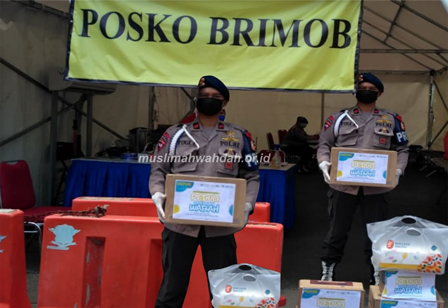 Muslimah Wahdah Depok Beri Paket Nutrisi Kepada Tenaga Kesehatan di RS Bhayangkara Depok