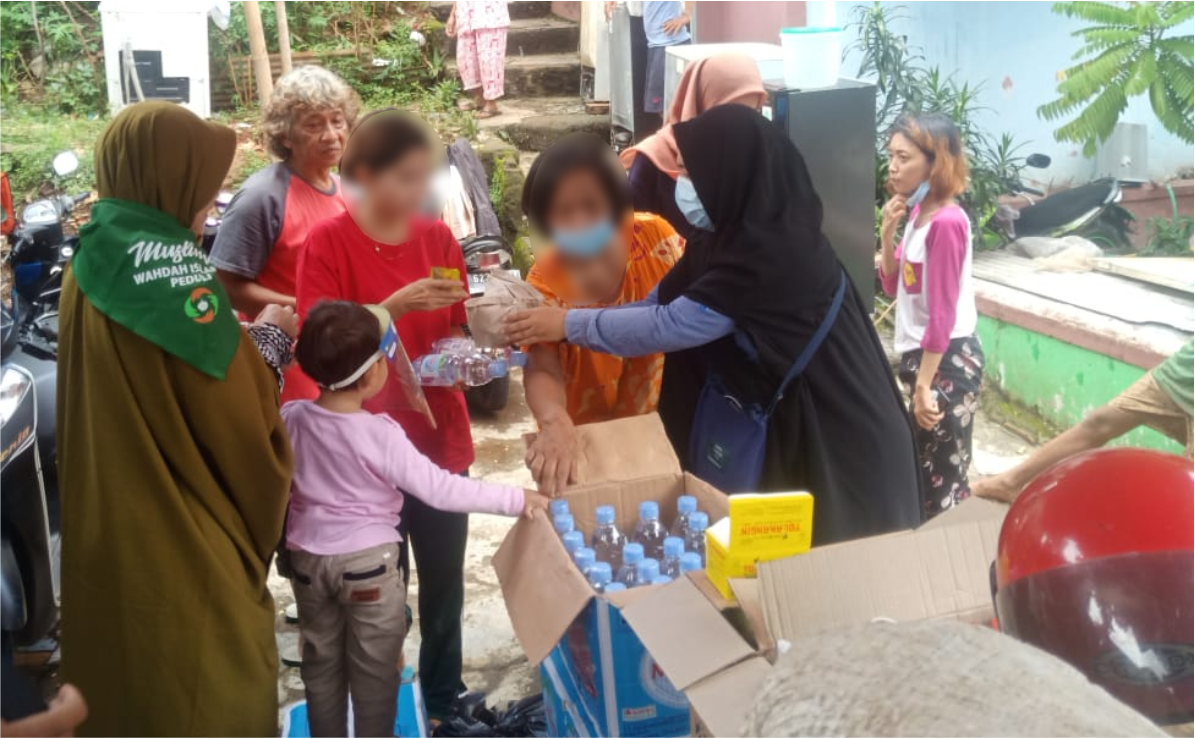 Banjir Jakarta, Muslimah Wahdah Bagikan Makanan dan Air Mineral