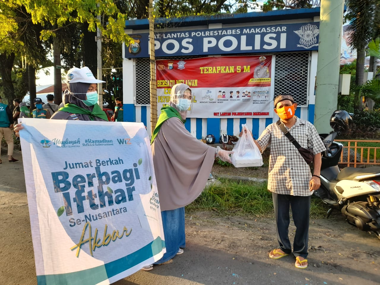 Muslimah Wahdah Makassar Bagikan 4407 Paket Ifthar