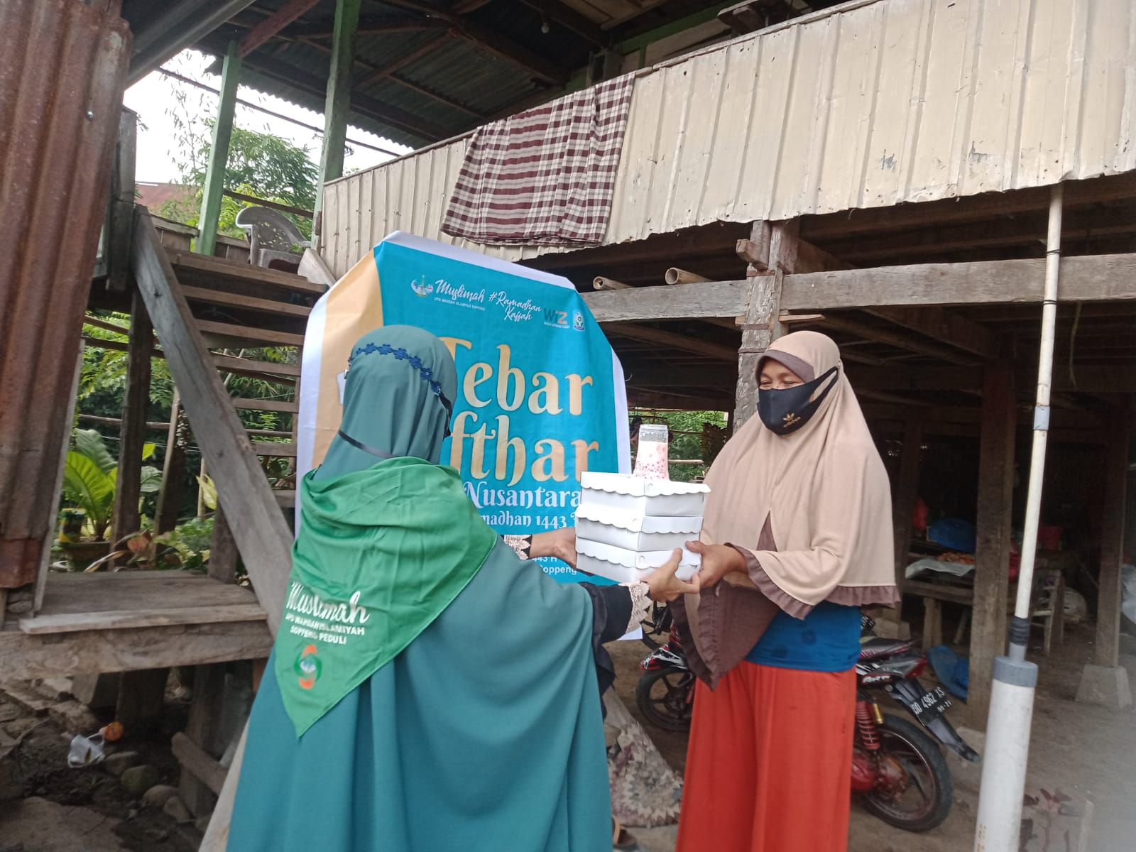 Dari Daratan Hingga Pulau, Muslimah Wahdah Pangkep Tebar 959 Paket Buka Puasa
