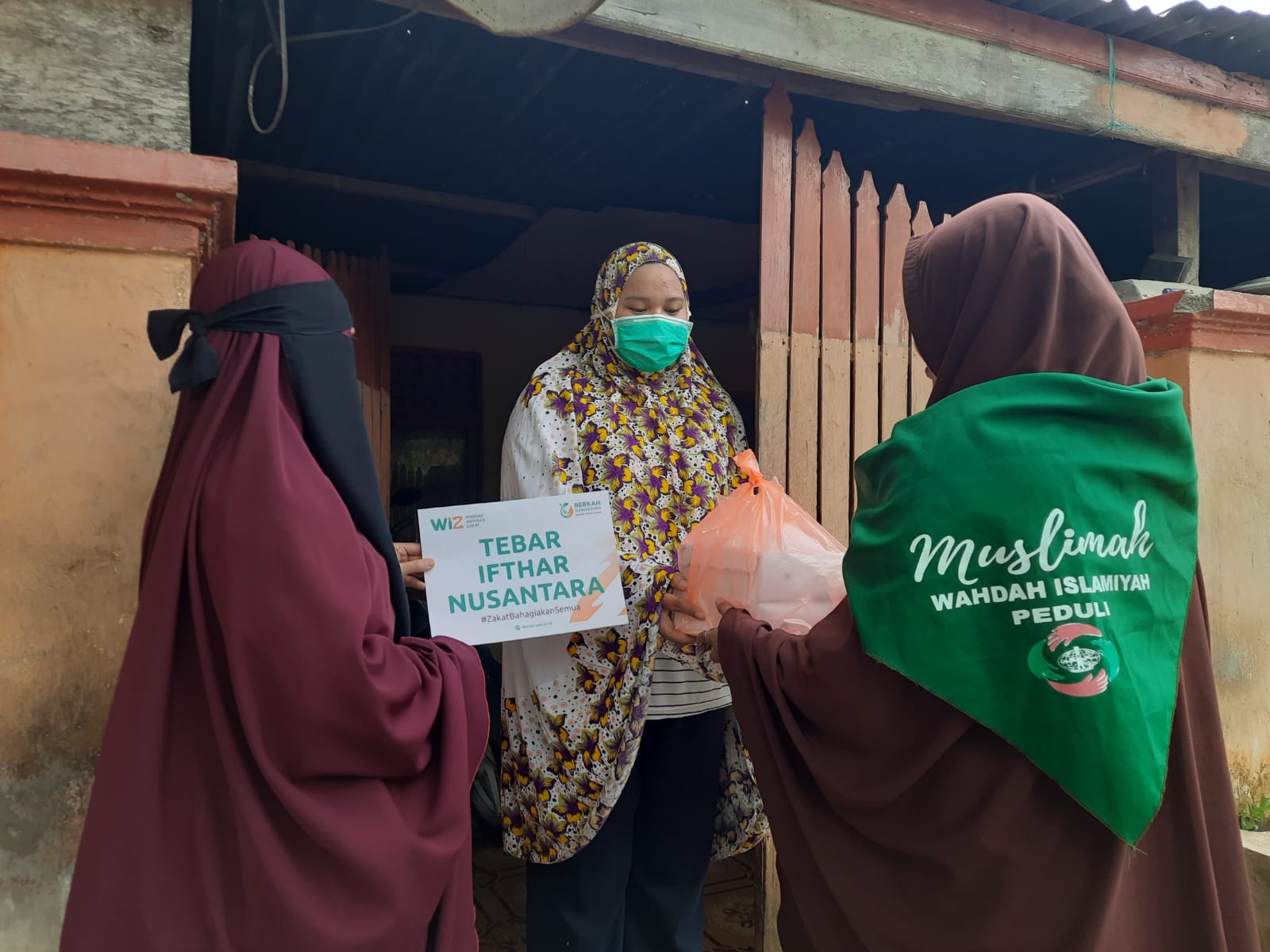 Ramadan Dermawan, Muslimah Wahdah Daerah Polman Salurkan Ratusan Paket Buka Puasa