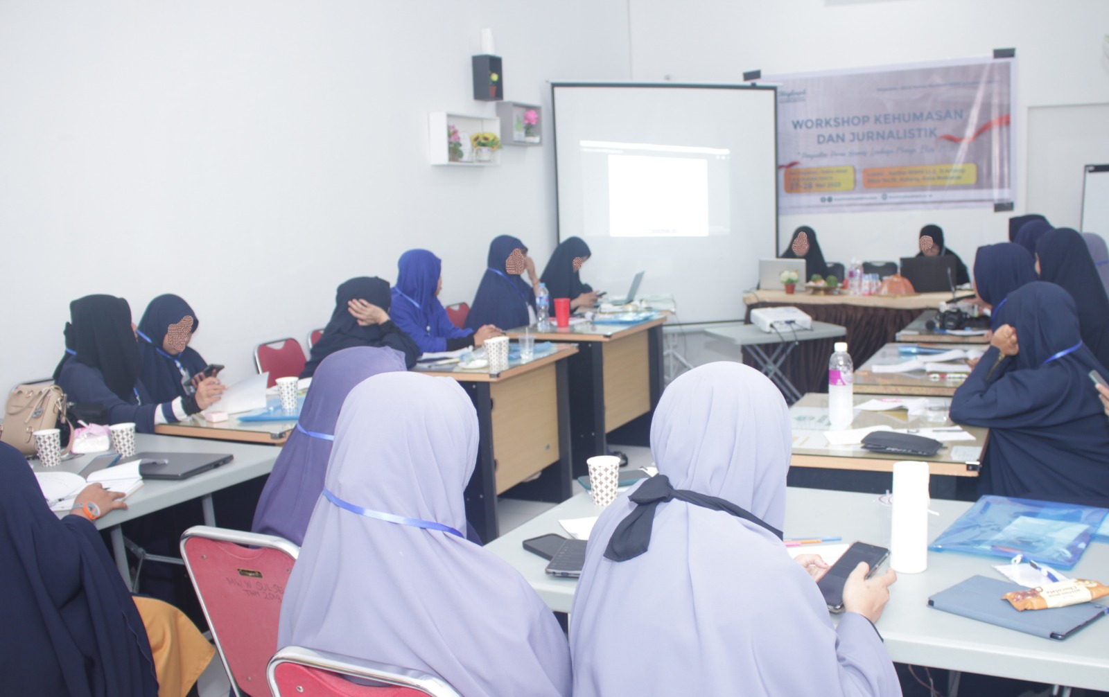 Tingkatkan Minat Menulis, Muslimah Wahdah Wilayah Sulsel Helat Workshop Kehumasan dan Jurnalistik